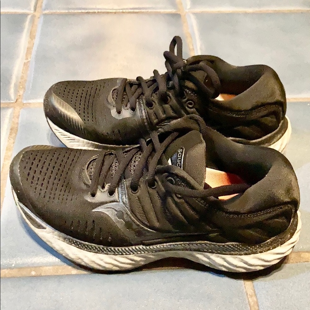 Saucony Hurricane 22 running/walking shoes